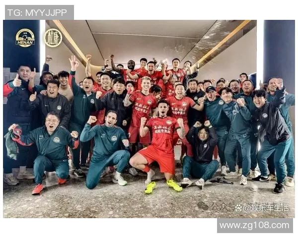 球星赛后回到更衣室队友热情迎接全场欢呼氛围感爆棚